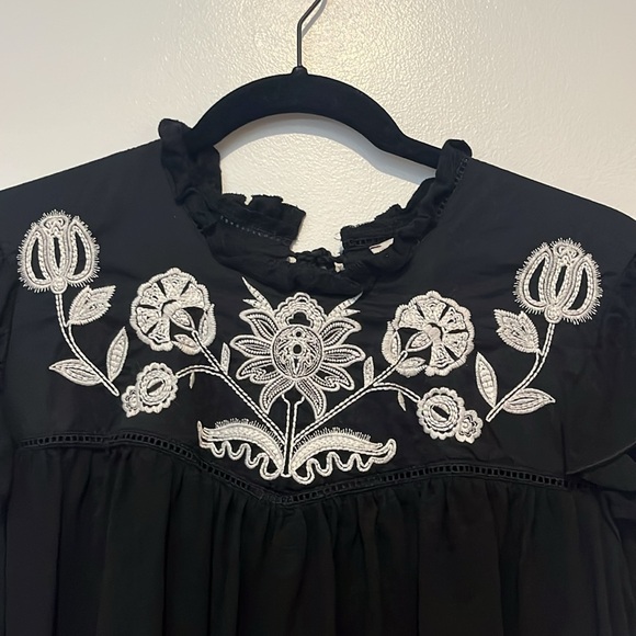Black top with white embroidery and cap sleeves! - Picture 4 of 5